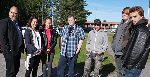 Karl-Petter Thorwaldsson träffar ungdomar i projektet Ung Framtid i Timrå, Marita Avila, Amanda Svedin, Mattias Larsson, Dennis Finnström, Daniel Pettersson och Andreas Östrand.