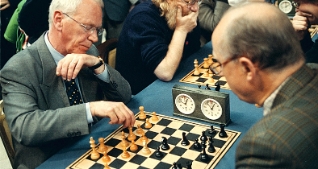 Stig Malm spelar schack